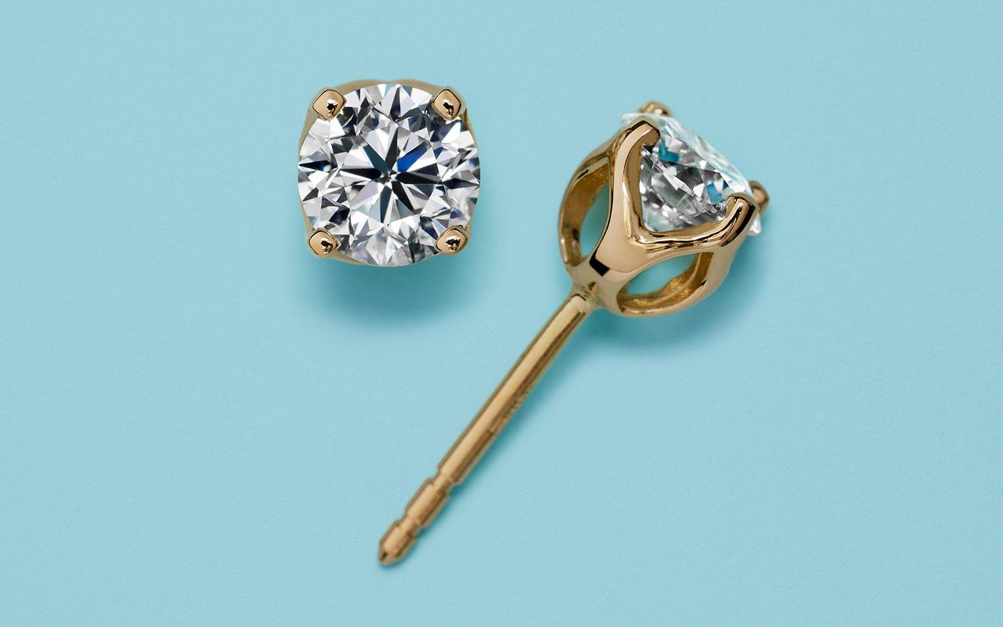 Diamond stud earrings in yellow gold.