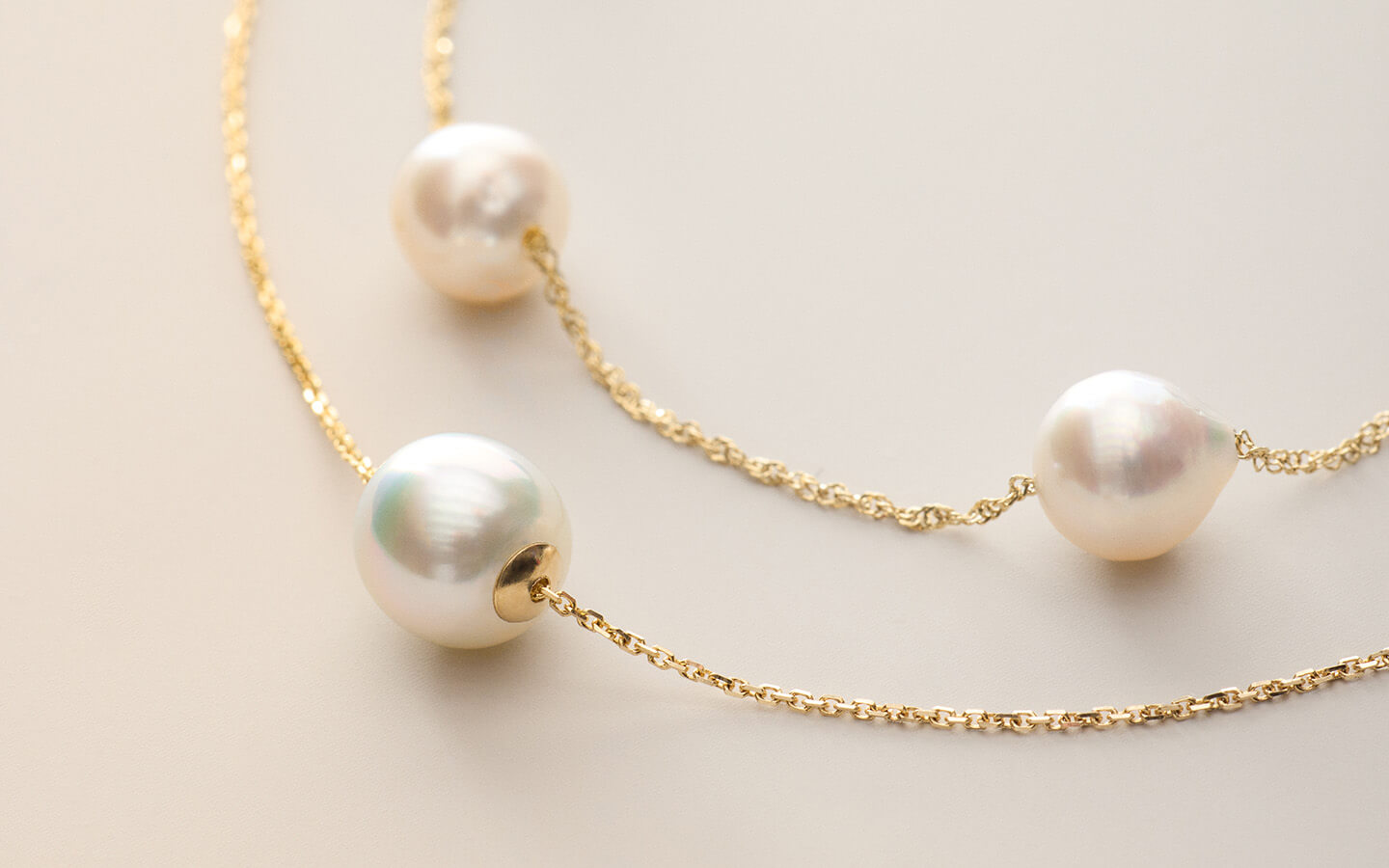 Station pearl necklace in yellow gold