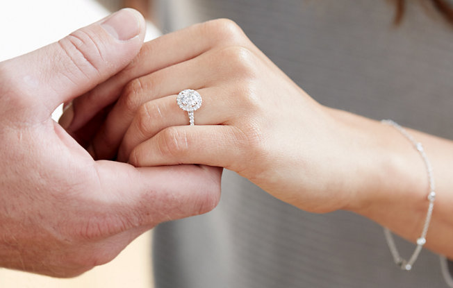 How to Pick an Engagement Ring for Her