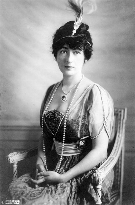 Black and white portrait of Evalyn Walsh McLean in flapper-era garb, she is wearing the Hope Diamond alongside a string of pearls.
