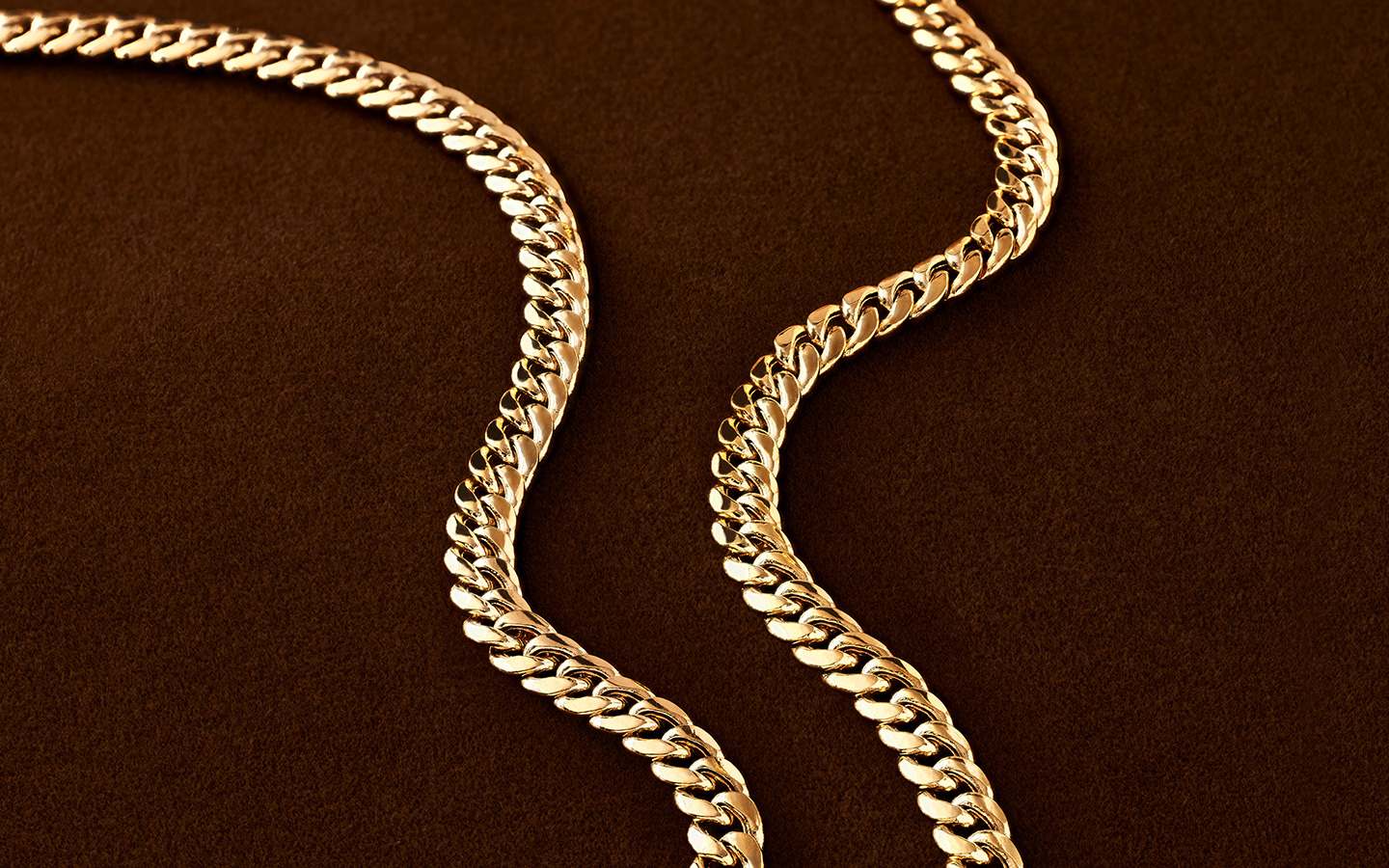 Gold necklace in a Cuban chain style 