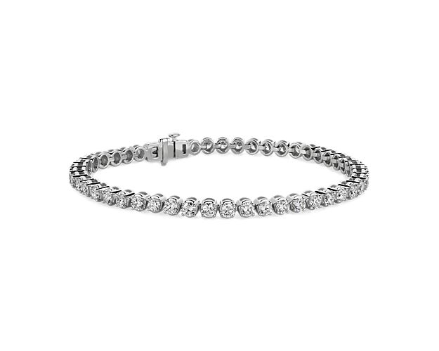 Diamond tennis bracelet in white gold. 