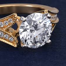 Milgrain and Pavé V-Shank Diamond Engagement Ring in 14K Yellow Gold (1/8 ct. wt.)