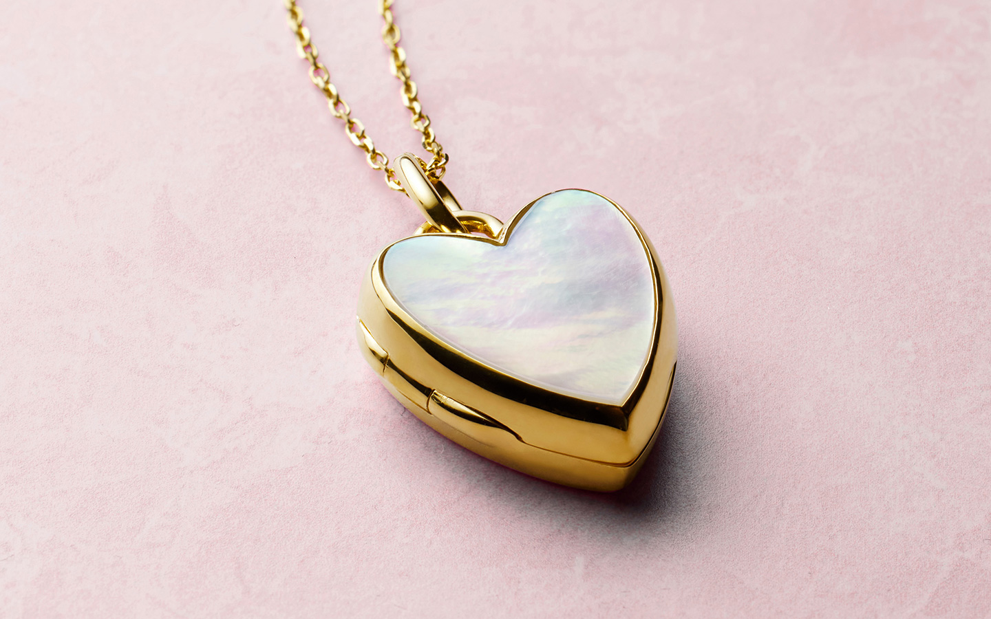 Mother of pearl heart-shaped locket in yellow gold. 