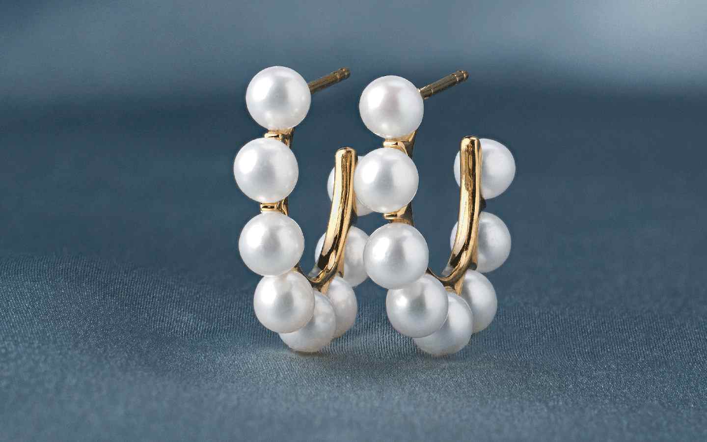 Hoop pearl earrings