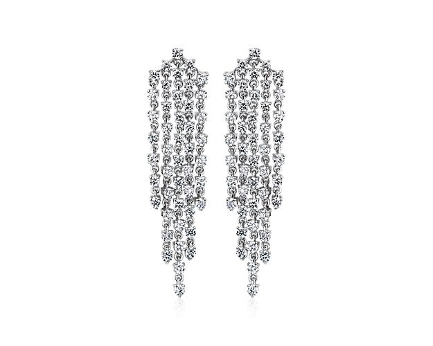 Graduating chandelier diamond earrings in white gold. 