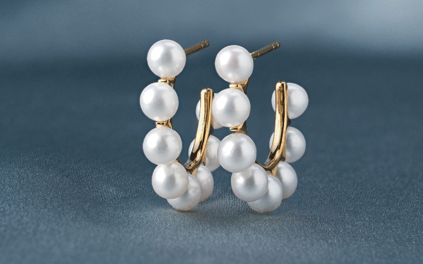 Gold and pearl earrings. 