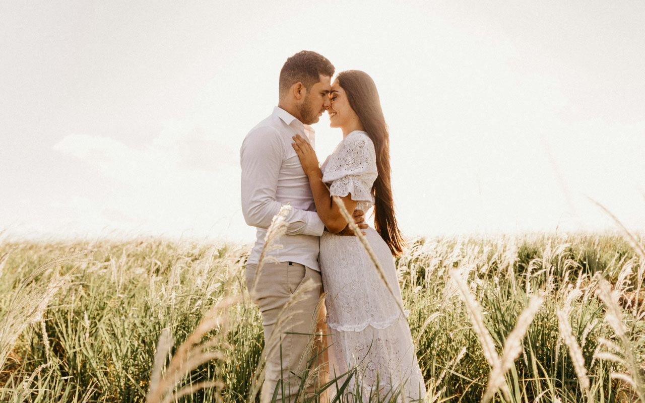 51 Engagement Photoshoot Ideas for Tasteful Portraits