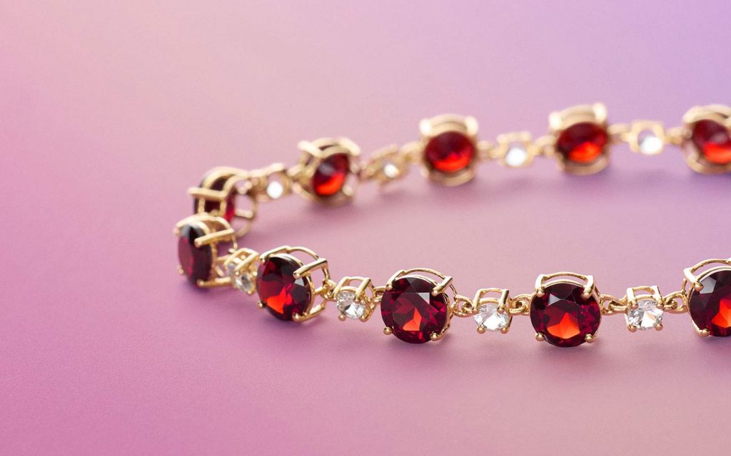 Garnet bracelet in yellow gold