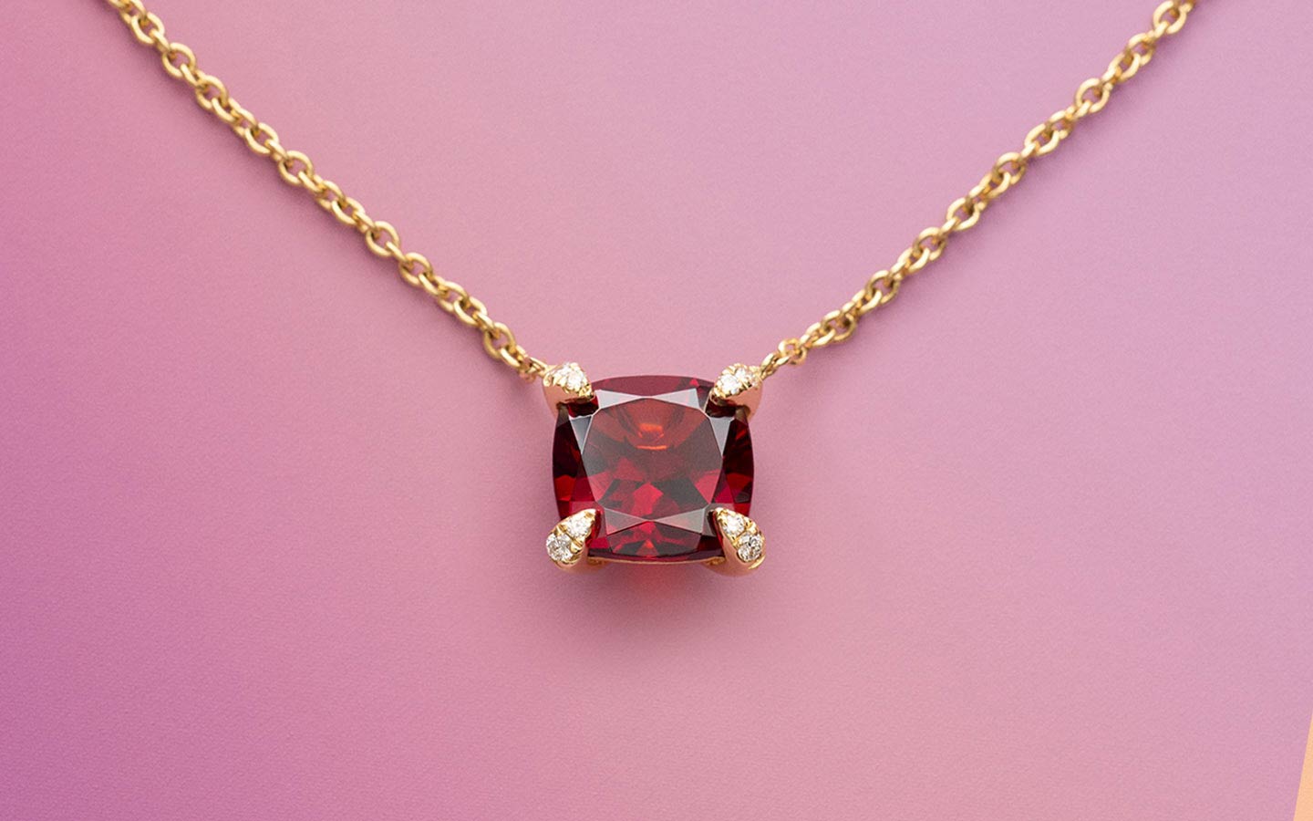 Garnet necklace in yellow gold