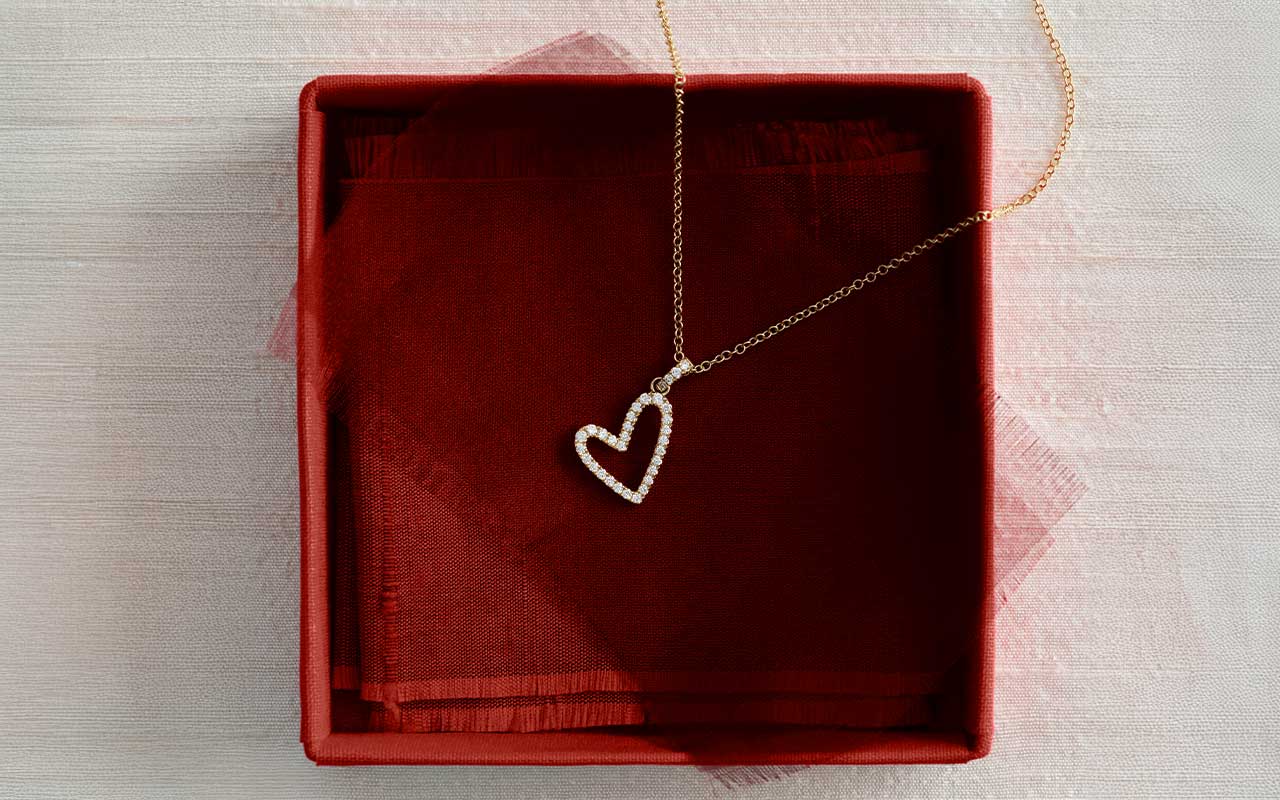 Diamond heart pendant necklace in yellow gold from the Blue Nile Modern Vintage Romance Collection