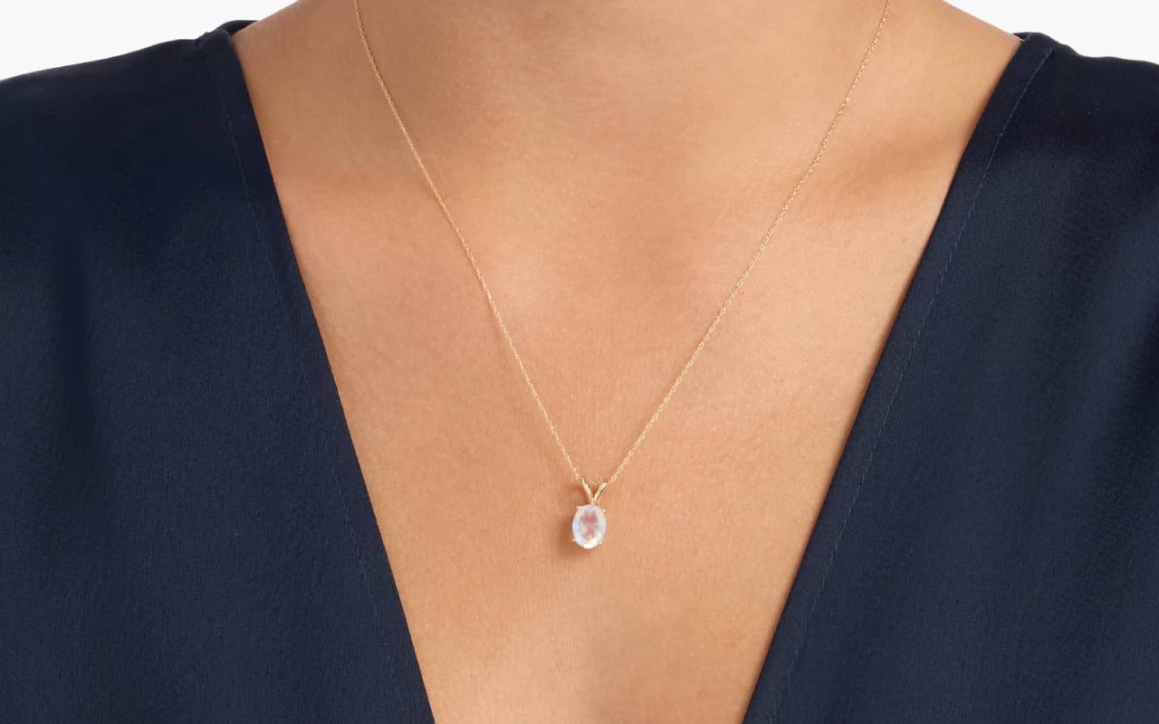 A Guide to Moonstone Properties: What Makes It Glow?