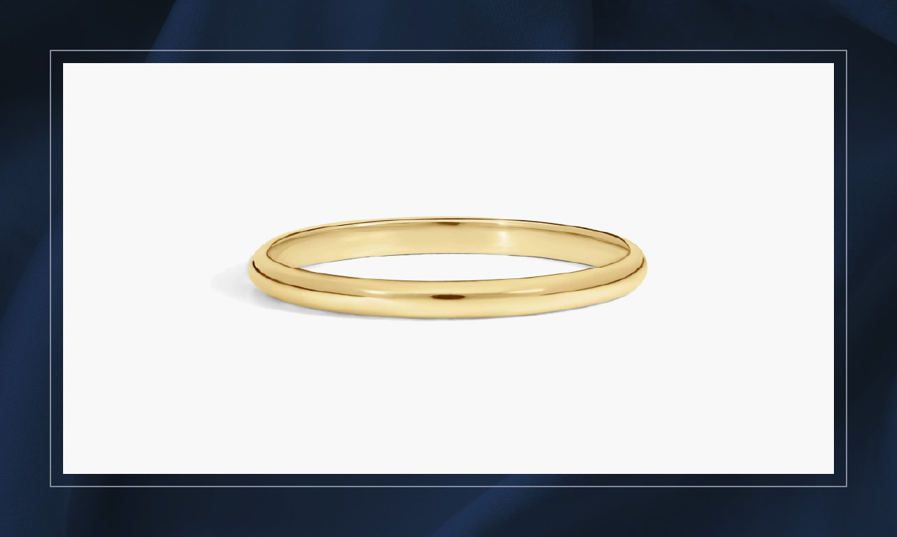 Simple band in yellow gold.