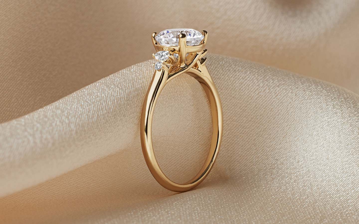 Diamond engagement ring in yellow gold  